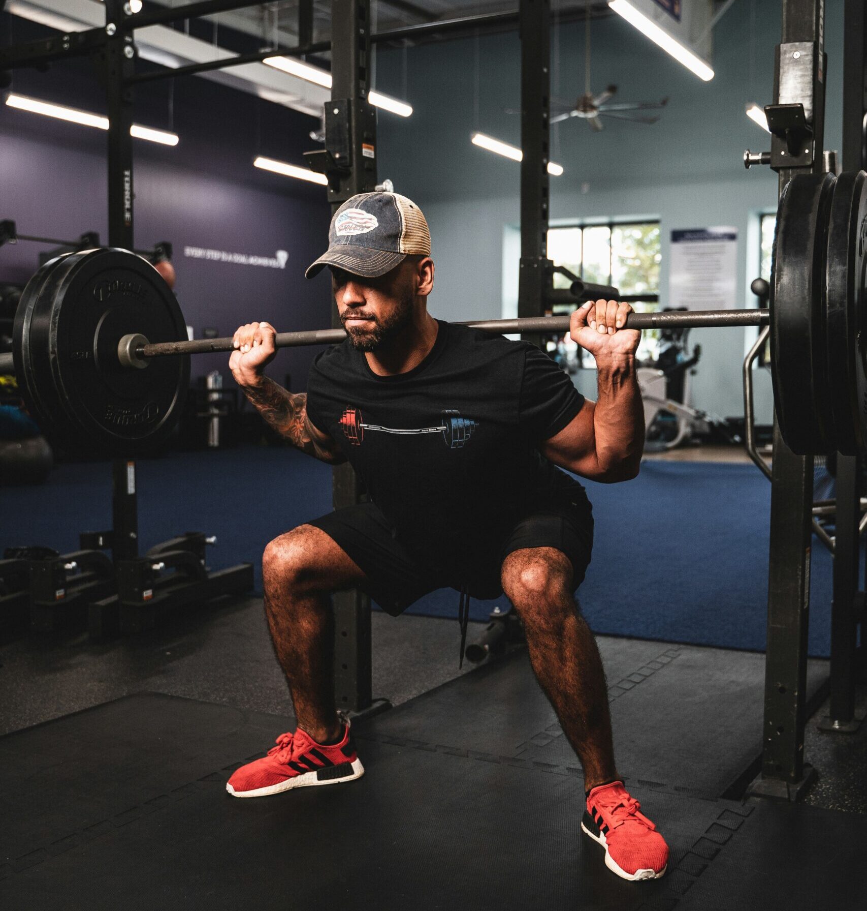 Homme en train de s’entraîner dans une salle de sport